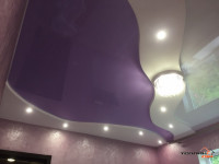 Криволінійна глянцева натяжна стеля, фото