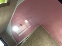 Глянцева натяжна стеля в коридор, фото