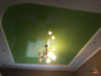 Глянцева натяжна стеля зелена, фото