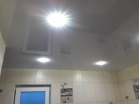 Глянцева натяжна стеля у ванну кімнату, фото