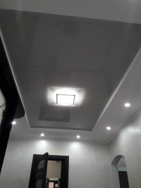 Глянцева натяжна стеля сіра, фото