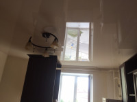 Глянцева натяжна стеля бежева, фото